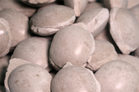 Briquettes de fluorite de qualité industrielle CaF2 80% pour la sidérurgie, flux métallurgique Yingcai