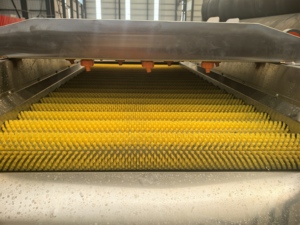 Máquina Motorizada de Acero Inoxidable para Lavar y Pelar Frutas y Verduras con Cepillos Paralelos, 2500W de Potencia y Capacidad de 500-2000kg/h - Product Image 5