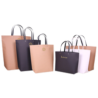 Sac en papier recyclable de luxe personnalisé rose et blanc avec estampage à chaud, poignée à cordon, pour boutique, mini-vêtements, bougies et artisanat