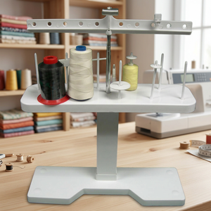 AA0061 Soporte para 10 bobinas de hilo |   Soporte de Plástico Blanco para Bobinas de Hilo con Base Ovalada y Colgador Metálico para Bobinas de Costura - Product Image 1