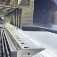 Dobladora de Paneles CNC de Aluminio Totalmente Automática AIOTEK de 2500 mm con Motor y Bomba ATC, Motor y Engranaje de 125 KW para Doblado de Acero Inoxidable