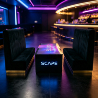 Canapé VIP pour boîte de nuit, velours noir, dossier haut, écologique, durable, logo LED lumineux, table basse, bar, salon, restaurant