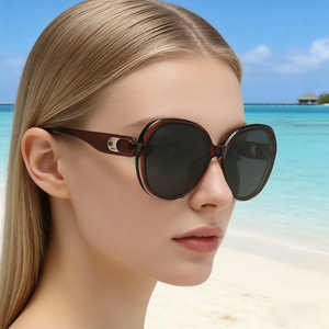 Nouvelles lunettes de soleil carrées à grande monture tendance pour femmes, protection UV400, monture en plastique et métal, verres noirs, matériau en nylon - Product Image 1