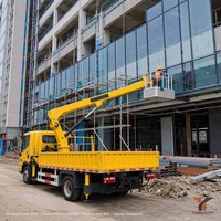 Grue montée sur camion avec moteur Isuzu, hauteur de levage de 15 m, utilisation en construction