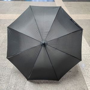 Paraguas de Barra Larga con Apertura Automática de 8 Varillas, Económico, con Logotipo Personalizado, Color Negro, para Venta al por Mayor a Bajo Precio en Tiendas de Artículos a un Dólar, Temporada de Lluvia - Product Image 1