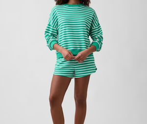 Ensemble deux pièces rayé pour femme : Sweat-shirt court à épaules tombantes et short à cordon de serrage à ourlet incurvé – Tenue décontractée et confortable - Product Image 2