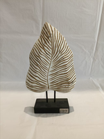 Sculpture d'art en bois Feuille de Cœur Tropicale, sculptée à la main, veinée et courbée, finition blanc doré patiné, ornement de table