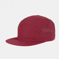 Casquette de course OEM en nylon à 5 panneaux avec cordon de serrage, logo personnalisé, séchage rapide, performance sportive, casquettes imperméables avec trous découpés au laser
