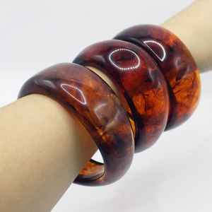 Brazaletes de Cuerno de Búfalo Hechos a Mano con Diseño Atractivo para Mujer, Accesorio de Joyería Natural Único y Moderno - Product Image 4