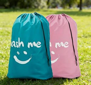 Sac de voyage extra large imprimé et lavable pour vêtements sales, organisateur de linge en nylon avec cordon de serrage pour le camping - Product Image 1