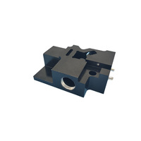 Bloc de soupape en aluminium anodisé noir usiné CNC sur mesure, bloc de collecteur pneumatique intégré de forme spéciale avec port fileté