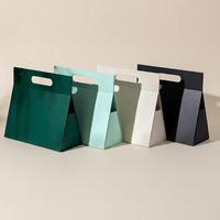 Boîte cadeau magnétique triangulaire pliable avec logo personnalisé, boîte d'emballage cadeau rigide pliable avec poignée pour cadeau de fête