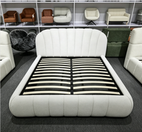 Cadre de lit rembourré en tissu Teddy moderne, lit moelleux de style crème avec lattes en bois massif, meubles de chambre à coucher taille Queen et King