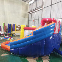 Château gonflable à double toboggan aquatique avec pistolets à eau pour les fêtes d'enfants.