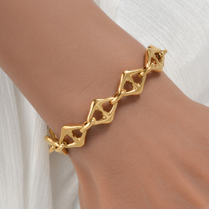 Pulsera de Eslabones Triangulares Huecos de Acero Inoxidable Chapado en Oro de 18K al por Mayor, Impermeable, Hipoalergénica, Joyería de Moda a Granel - Product Image 2