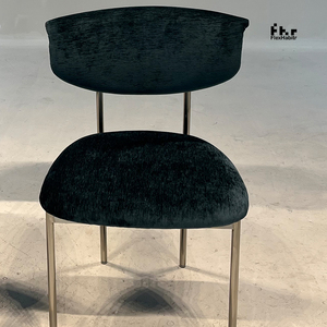 Chaise de salle à manger moderne en velours vert foncé, dossier incurvé, pieds en métal doré, rembourrée pour hôtel et restaurant - Product Image 3