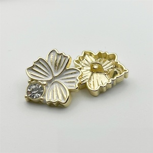 Botones de aleación en forma de corazón con decoración de perlas y diamantes de imitación, estilo vintage, botón con vástago para suéteres y prendas de punto para mujer - Product Image 5