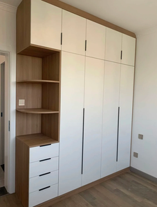 Armoire de chambre principale autoportante en bois, style minimaliste moderne, avec rangement optimisé pour usage hôtelier - Product Image 1