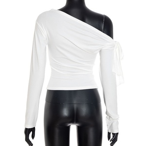 Nuova Maglietta Autunnale da Donna con Spalla Singola Plissettata, Cinturino Intrecciato e Maniche Lunghe Asimmetriche - Product Image 4