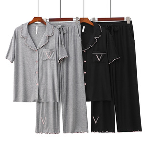 PJ-052 Ensemble de pyjama doux en modal pour femme, manches courtes, col côtelé, tissu fin tissé, 2 pièces, avec logo frontal, idéal printemps-été - Product Image 2