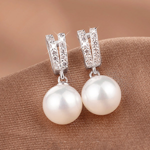 Orecchini pendenti in stile barocco con grandi perle e cristalli per donna, eleganti accessori per tutti i giorni e per feste. - Product Image 1