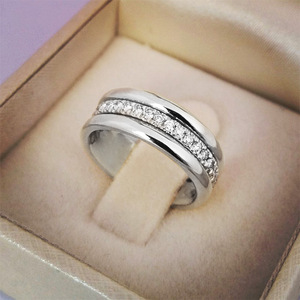 Anello Classico dal Tono Caldo e Semplice per Donne - Product Image 2