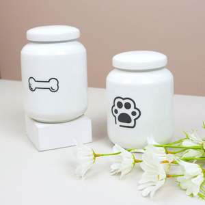 Logo personnalisé Prix de gros Fourniture de services funéraires Urnes funéraires en céramique avec impression d'os de patte de chien blanc - Product Image 1