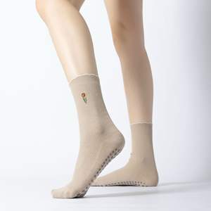 <span class=keywords><strong>BETTY</strong></span> LUORI Primavera 2025 Novedad Calcetines de Yoga 100% Algodón Estilo Crew Casual Absorbentes de Sudor con Diseño Liso y Detección de Agujas - Product Image 1
