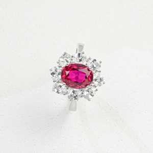 Anillo de Rubí y Diamantes de Lujo Discreto, Brillo Transparente, Artesanía Exquisita, Estilo de Lujo Discreto, Versátil para Toda Ocasión - Product Image 1
