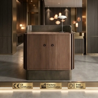 Comptoir de réception en bois rainuré vertical avec cadre en acier inoxydable doré, taille personnalisée pour restaurant, hôtel, bureau de réception