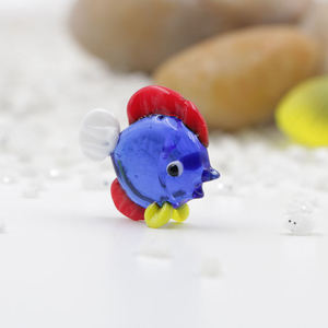 Brede variëteit aan kleurrijke visfiguren, glazen visbakdecoraties, goudvisjes, glazen handwerk - Product Image 2