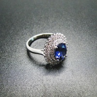 Bague de fiançailles en tanzanite bleue taille ovale en argent sterling plaqué rhodium avec pavé de diamants, cadeau idéal pour mariage, anniversaire ou fête