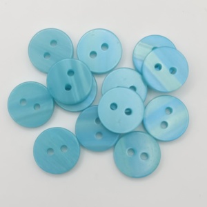 Giá Bán Buôn Trong Kho 18L 5500Pcs Ngọc Trai Màu Xanh Màu Flatback Thân Thiện Với Môi Nhựa Nhựa Vòng 2-Lỗ Nút - Product Image 3