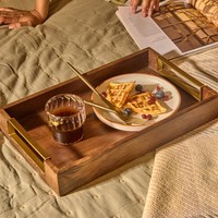 Lot de 2 plateaux de service en bois de noyer avec poignées en métal doré pour le service des aliments, idéal pour la décoration du lit, de la télévision, du pouf ou de la table basse