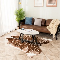 Maßgefertigter Wohnzimmer-Teppich im Nordischen Stil, Kunstfell-Kuhfell-Formteppich
