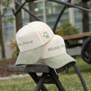 Casquette de baseball en daim bicolore avec broderie et impression en relief, tissu courant, ajustement réglable, style image - Product Image 1