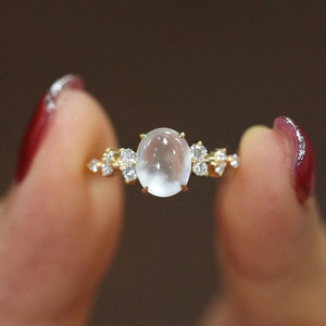 Anello Geometrico Stile Pietra Lunare, Design Vintage per Donne - Product Image 1