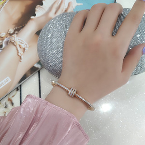 Bracelet en acier inoxydable plaqué or 18 carats pour femmes |   Cristaux entièrement pavés et boucle à visser |   Imperméable Hypoallergénique Ne se décolore pas - Product Image 6