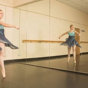 Tấm Kính Phòng Tập Thể Dục Khiêu Vũ Không Khung Lớn Giá Gương Treo Tường Bằng Nhựa Vinyl An Toàn Trên Mét Vuông - Product Image 2