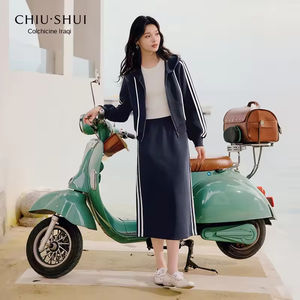 Modisches Trainingsanzug-Set mit Kontraststreifen, Kapuzenjacke, Midirock, lässiges Sport-Fashion-Outfit für Damen - Product Image 1