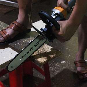 ชุดอุปกรณ์เลื่อยโซ่ไฟฟ้าแบบพกพาขนาด 11.5 นิ้ว ใช้แบตเตอรี่ พร้อมหัวแปลงสำหรับเครื่องเจียรไฟฟ้า สำหรับงานอุตสาหกรรมและงาน DIY ชุดเครื่องมือตัดไม้ - Product Image 4