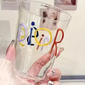 Taza de jugo de vidrio de borosilicato alto, letras de colores pintadas a mano, taza de leche de vidrio tridimensional