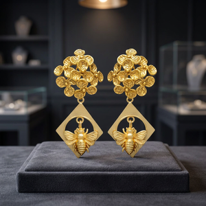 Nouveauté : Ensemble de boucles d'oreilles pendantes plaqué or, design ethnique classique et unique, orné de pierres de Jaipur, motif abeille et fleurs. - Product Image 3