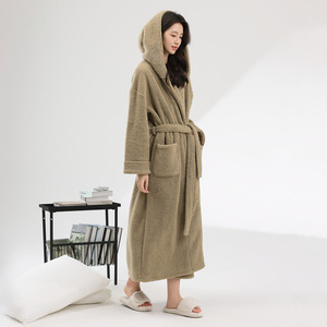 Robes personnalisées OEM ODM: Peignoir d'automne en microfibre de luxe à capuche, thermique, doux et décontracté, teint en couleur unie - Product Image 4