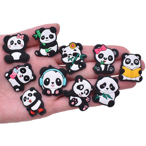 Breloques décoratives en PVC amovibles pour sabots et pantoufles, motifs panda de dessin animé mignons, accessoires de chaussures, vente en gros - Product Image 3