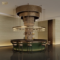 SCD SHOWCASES SC-CFS-007 Comptoir de bar circulaire pour hall d'hôtel, panneau en velours vert, suspension en bronze, porte-verres à vin, café