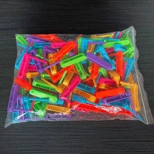 Sifflets à manivelle, mini-jouets pour fêtes, sifflets colorés rotatifs éducatifs pour encourager - Product Image 6