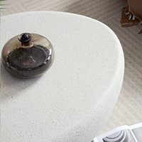 Table basse en fibre de verre en forme de galet avec finition effet béton
