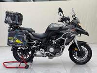 Moto de tourisme d'aventure Benelli TRK502 500cc à refroidissement par eau, bicylindre, avec coffres latéraux et supérieur en aluminium