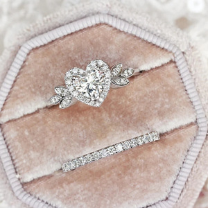 Set di Anelli per Coppie con Zirconi a Forma di Cuore, Gioielli Eleganti e Romantici per Proposte di Matrimonio - Product Image 3